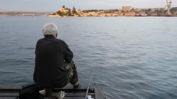 Man Och Ett Barn Fiskare Sitter Parapet Vid Havet Och — Stockvideo