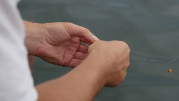 Hombre Niño Pescador Sienta Parapeto Junto Mar Captura Peces Una — Vídeos de Stock