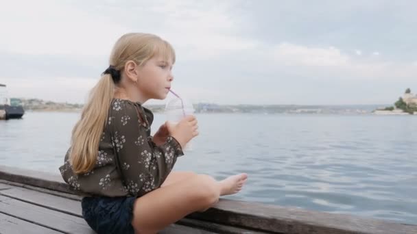 Χαρούμενο Γελαστό Κορίτσι Ετών Μακριά Λαμπερή Θέα Στη Θάλασσα — Αρχείο Βίντεο