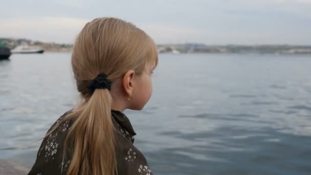 Fröhlich Lachendes Mädchen Von Jahren Mit Langen Hellen Meer — Stockvideo