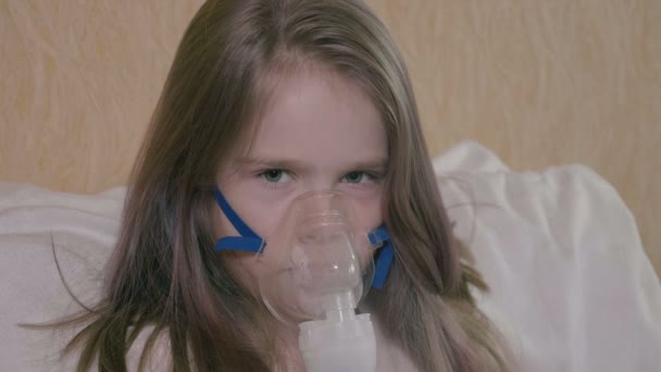 Маленькая девочка делает аллергические ингаляции красивая маленькая девочка делает аллергический вдох — стоковое видео