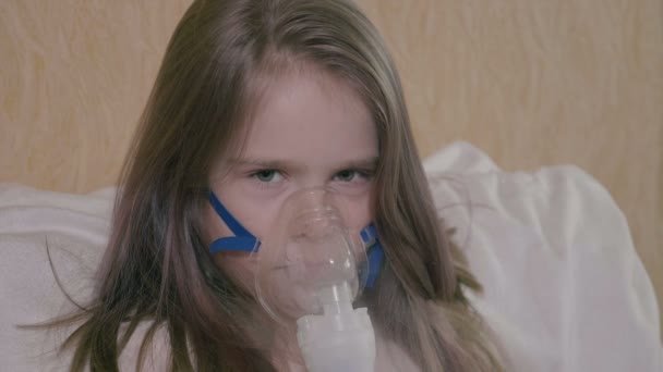 Маленька дівчинка робить алергію інгаляціякрасива маленька дівчинка робить алергію інгаляції — стокове відео
