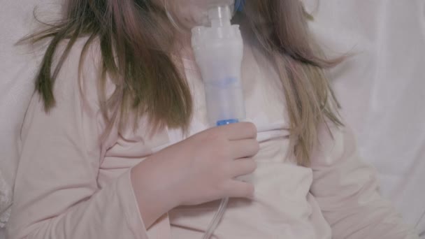 Маленькая девочка делает аллергические ингаляции красивая маленькая девочка делает аллергический вдох — стоковое видео