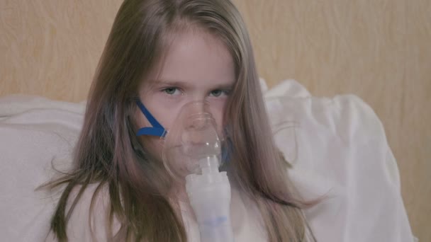 Kleines Mädchen macht Allergie-InhalationSchönes kleines Mädchen macht Allergie-Inhalation — Stockvideo