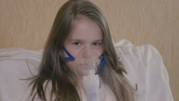 Kleines Mädchen macht Allergie-InhalationSchönes kleines Mädchen macht Allergie-Inhalation — Stockvideo