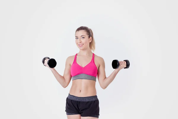 Jovem Mulher Top Rosa Com Halteres Exercitando Fundo Branco — Fotografia de Stock