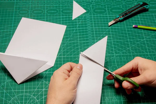 Detailní Záběr Člověka Který Dělá Origami Projekt Bílým Papírem — Stock fotografie