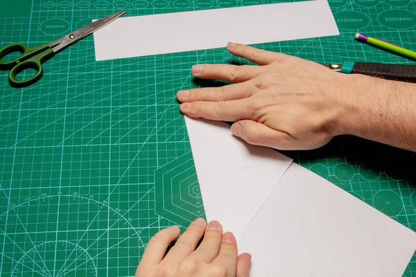 Detailní Záběr Člověka Který Dělá Origami Projekt Bílým Papírem — Stock fotografie