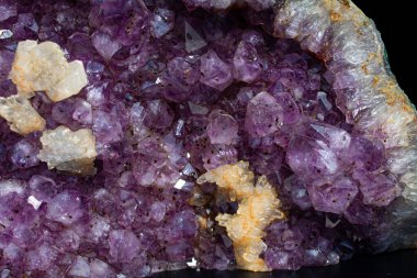 Yakın planda kalsit içeren bir Amethyst Druse.