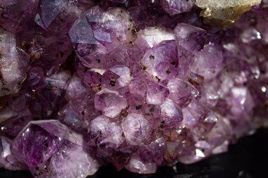 Bir Amethyst Druse 'un yakın çekimi.