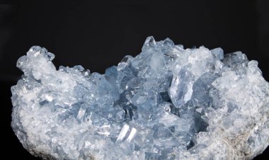 Güneş ışığı yansıması olan güzel bir Celestine..