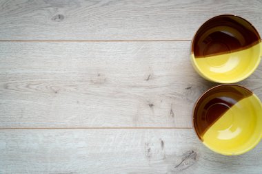 Ahşap bir arka planda plakalar