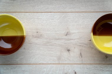 Ahşap bir arka planda plakalar