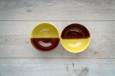 Ahşap bir arka planda plakalar