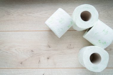 Ahşap arka planda tuvalet kağıdı ruloları
