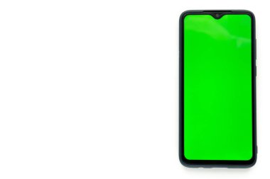 Beyaz arkaplanda akıllı telefon krom anahtarı