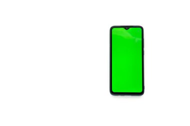 Beyaz arkaplanda akıllı telefon krom anahtarı