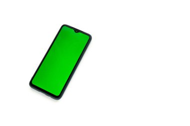 Beyaz arkaplanda akıllı telefon krom anahtarı