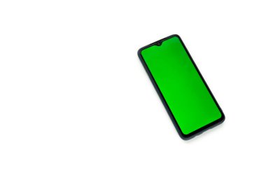 Beyaz arkaplanda akıllı telefon krom anahtarı