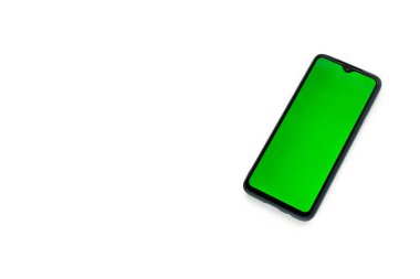 Beyaz arkaplanda akıllı telefon krom anahtarı