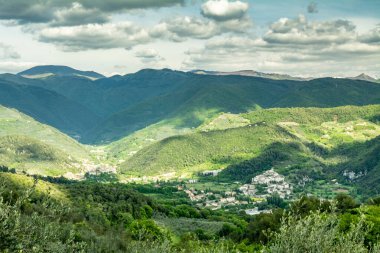 Valnerina Vadisi, Arrone ve Castel di Lago kasabası.