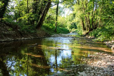 AIA Narni barajından nehir geliyor.