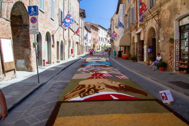 PIEVE ŞEHRİ, İTALYA 24 Nisan 2020: PIEVE VE VE ÇİÇEKLERİ ŞEHRİ