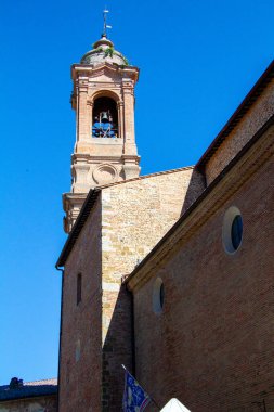 PIEVE ŞEHRİ, İTALYA 24 Nisan 2020: PIEVE VE VE ÇİÇEKLERİ ŞEHRİ