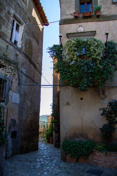 意大利Calcata Vechhia镇在阳光灿烂的一天被攻陷 — 图库照片