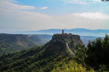 Bagnoregio köyü sadece yürüyerek gidilemeyen izole bir köydür.