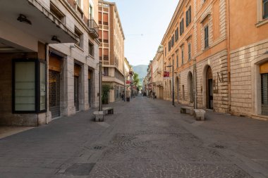 Corso Cornelio Tacito. Şehrin ana caddesi.