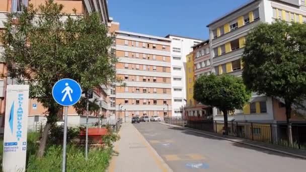 Första hjälpen av Santa Maria sjukhuset används som en covid 19 — Stockvideo