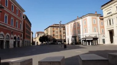 Terni, İtalya 17 Mayıs 2020: Piazza europa 'da belediye kütüphanesinde covid 19 nedeniyle insanlar yok