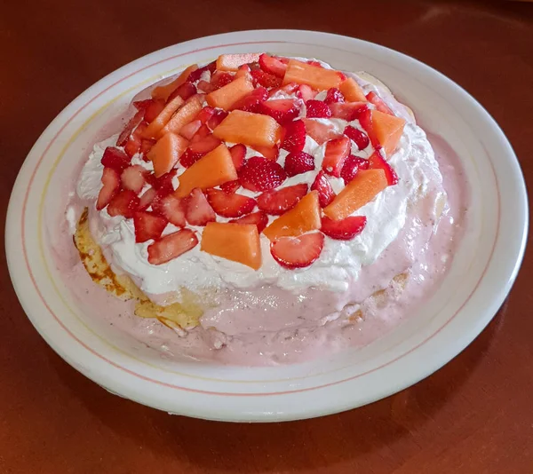 Erdbeer Maus Crêpes Kuchen Und Fruchtstücke — Stockfoto