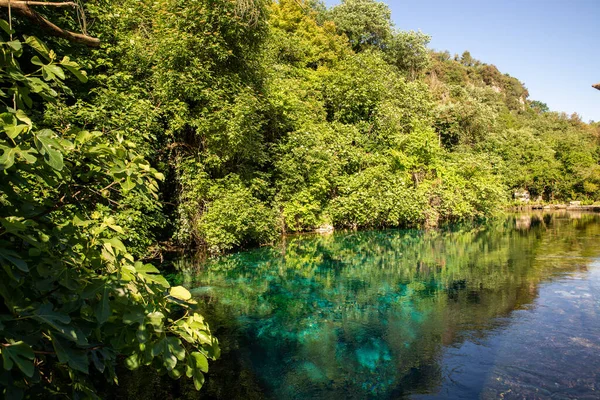 Río styphon con agua clara y azul — Foto de Stock