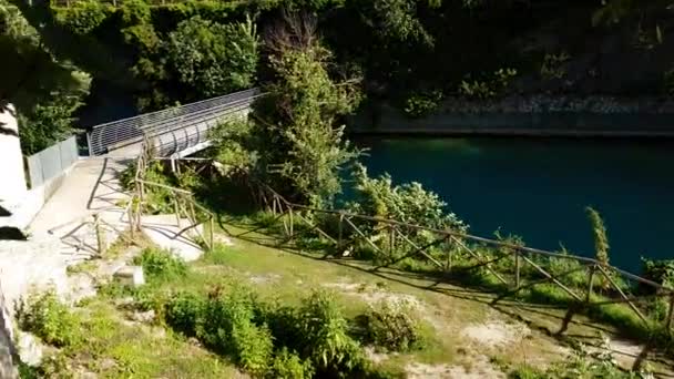 Stijfheid en zijn blauwe water rivier — Stockvideo