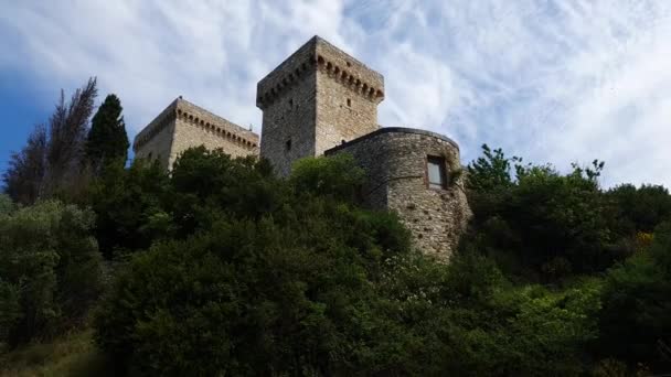 Albornoz-Festung auf dem Hügel über Narni — Stockvideo