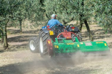 Terni, İtalya 24 Mayıs 2020: saplı helikopterle çok tozlu ve güneşli iş yapmak