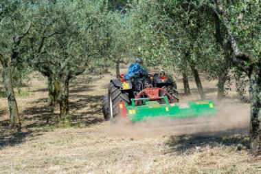 Terni, İtalya 24 Mayıs 2020: saplı helikopterle çok tozlu ve güneşli iş yapmak