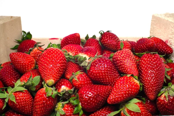 Erdbeeren Einer Holzfruchtbox Isoliert Weißer Hintergrund — Stockfoto