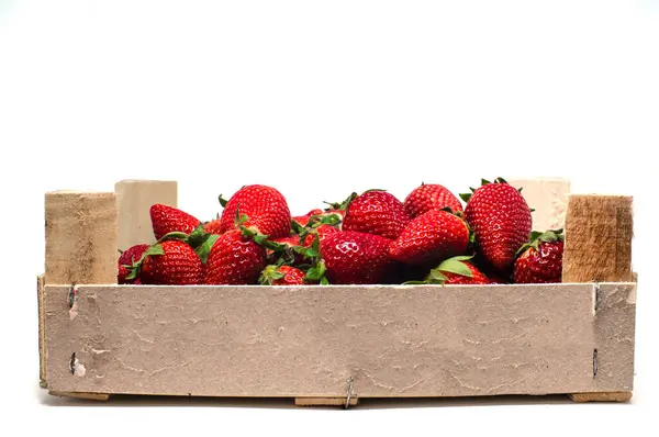 Erdbeeren Einer Holzfruchtbox Isoliert Weißer Hintergrund — Stockfoto