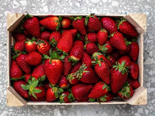 Erdbeeren Einer Obstkiste Aus Holz Isoliert — Stockfoto