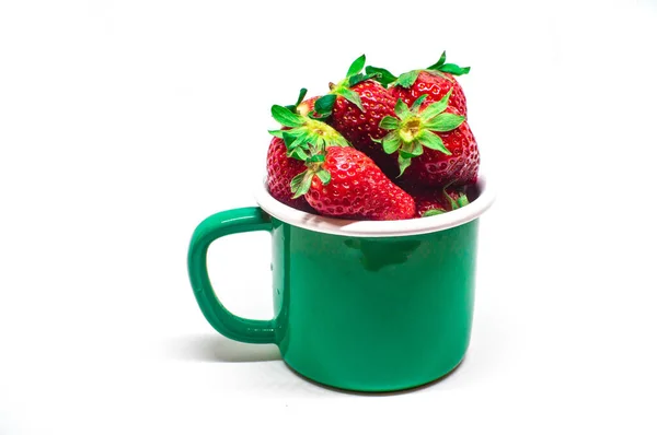 Erdbeeren Emaille Becher Isoliert Weißer Hintergrund — Stockfoto