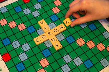 Scrabble Fayanslı Corona Virüsü, Aile Tahta Oyunu. Covid 19