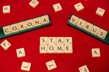 Evde Scrabble Kiremitleri ile kal, Evde kal, Aile Tahta Oyunu, Covid-19