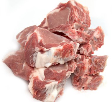 Beyaz arka planda taze domuz eti