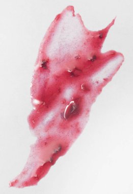 Beyaz üzerine reçel lekesi