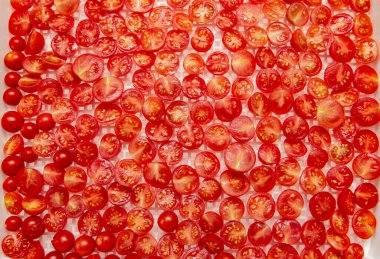 Beyaz arka planda taze kiraz domatesleri