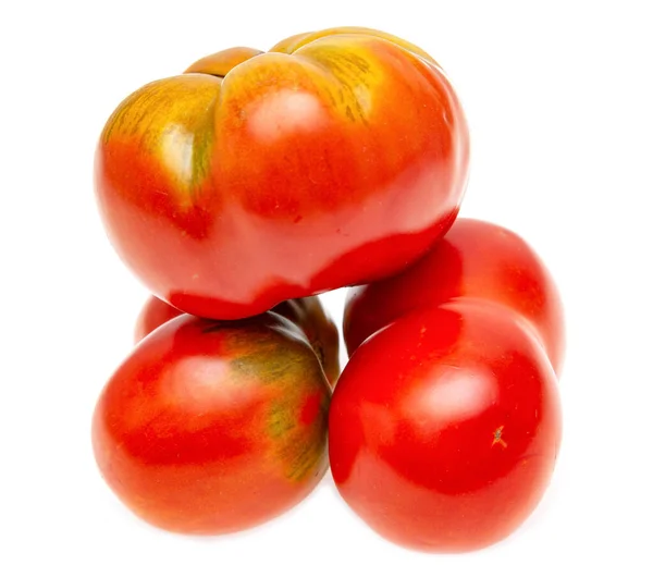 白い背景に赤いトマトを熟す — ストック写真