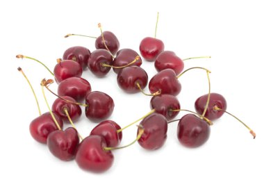 Beyaz arka planda kırmızı kirazlar